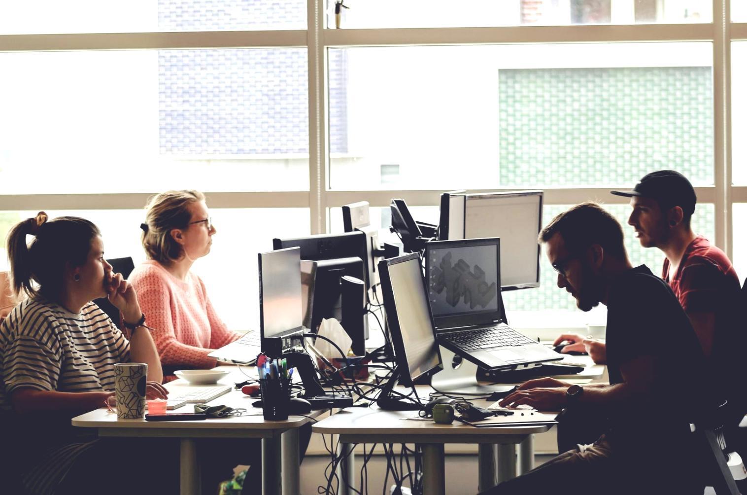 Groupe d'apprenants collaborant sur des stratégies financières